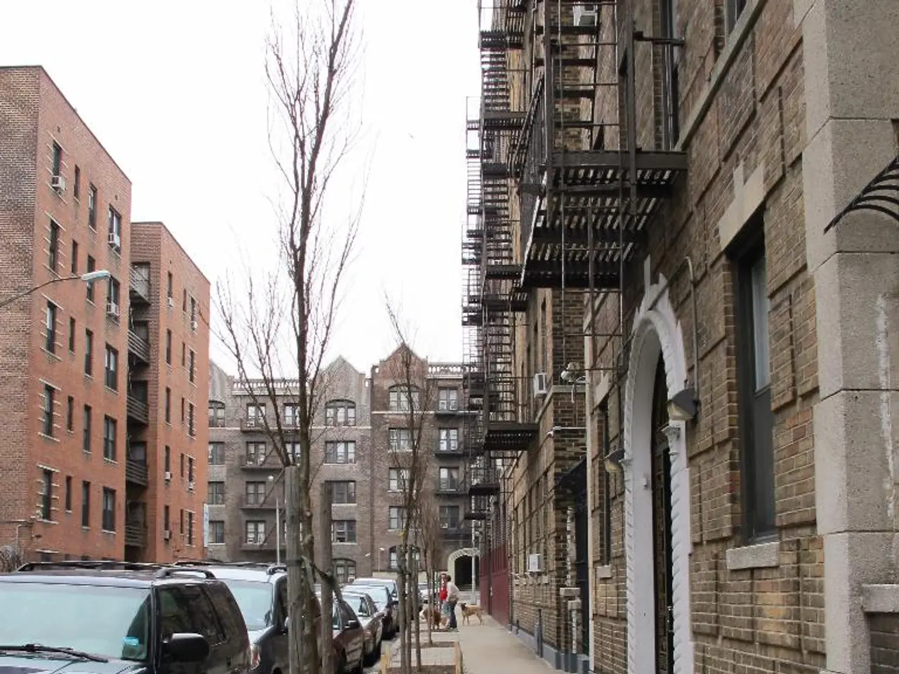 There are few cars,buildings in the right corner and there are few other buildings in the left...