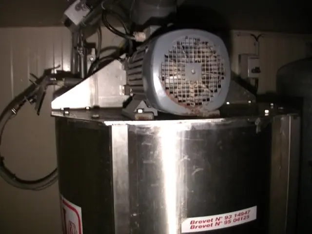 In this picture i can see the motor cables and other objects on this steel barrel. Beside that i...