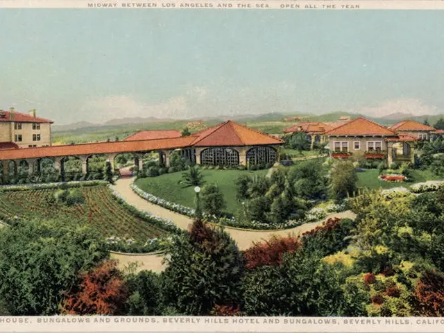 The image shows an old postcard of the Beverly Hills Hotel and Bungalows in Beverly Hills,...